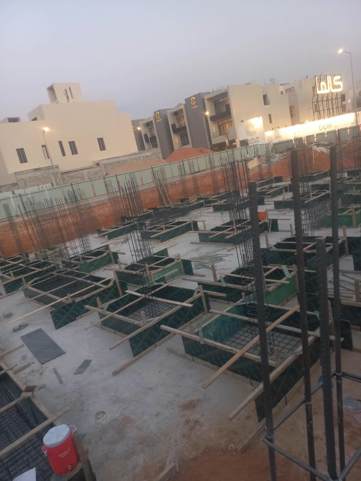 تأسيس وبناء قواعد فلل وعمائر سكنية بحي النرجس