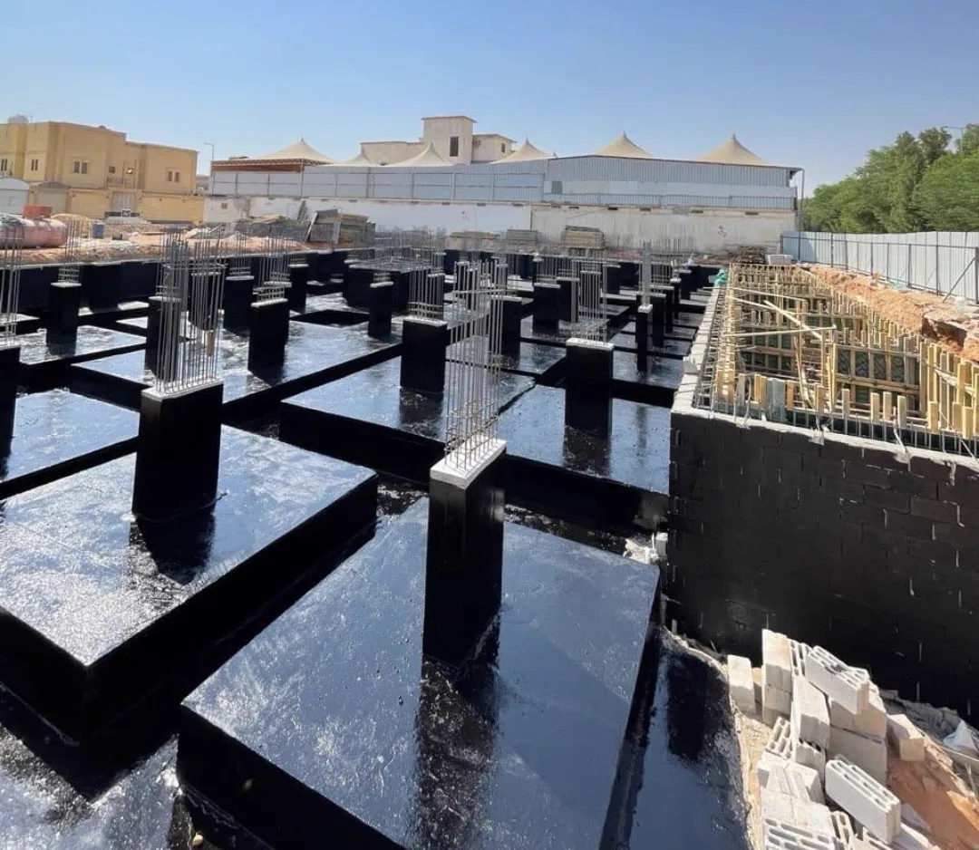 عزل رقاب وقواعد وسور استنادي بالبيتومين الإنشائي